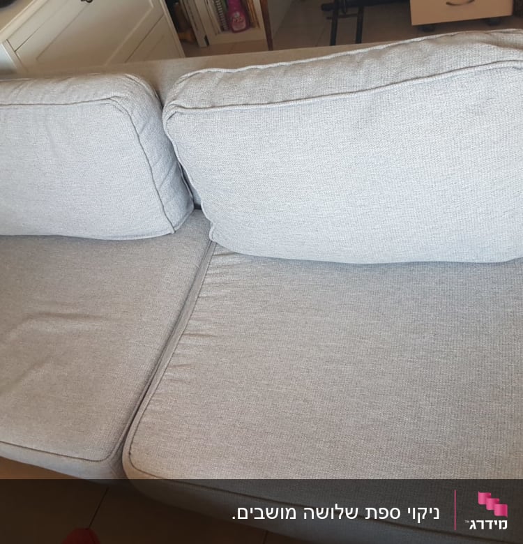 ספה אפורה עם כריות מושב ומשענת